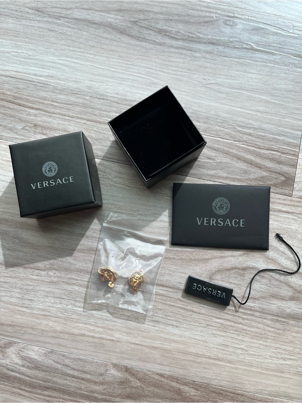 Versace - Picture 3 of 6
